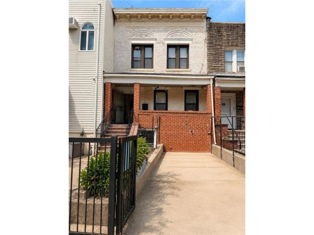  2 BR,  0.00 BTH &nbsp;Multi-family style home in Boro-park