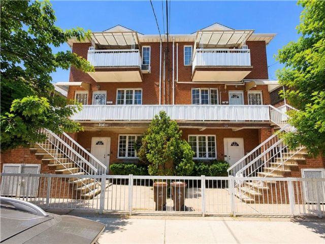  3 BR,  2.00 BTH &nbsp;Condominium style home in Bath Beach