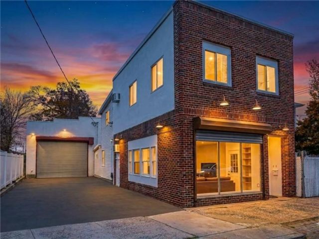 Studio,  0.00 BTH &nbsp;Commercial style home in Midland Beach