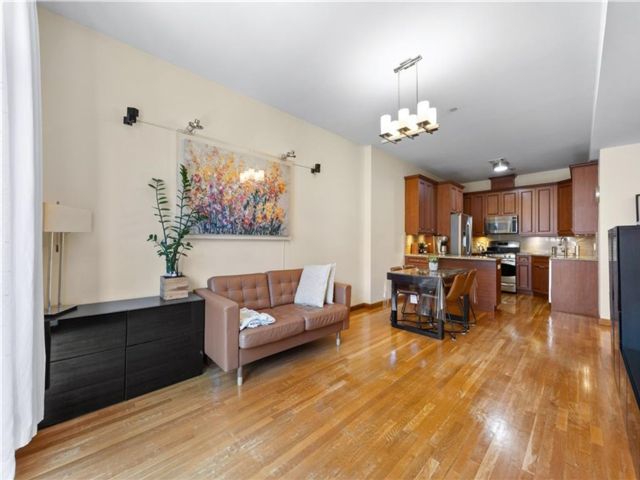  2 BR,  2.00 BTH &nbsp;Condominium style home in Midwood