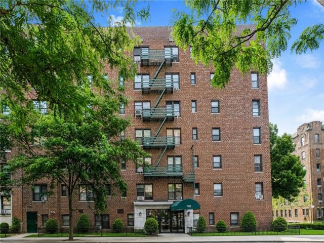  1 BR,  1.00 BTH &nbsp;Co-op style home in Bay Ridge