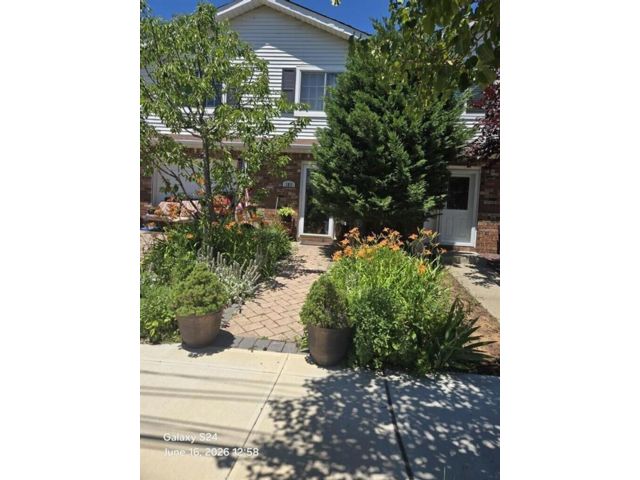 4 BR,  0.00 BTH &nbsp;Multi-family style home in Annadale