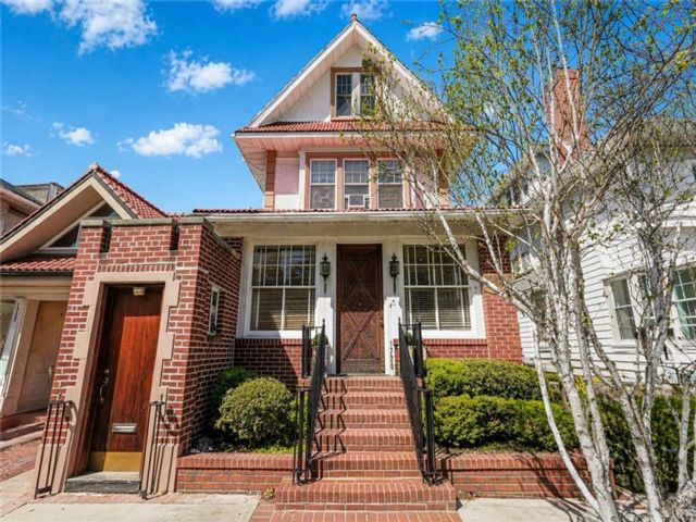  6 BR,  3.00 BTH &nbsp;Single family style home in Gravesend