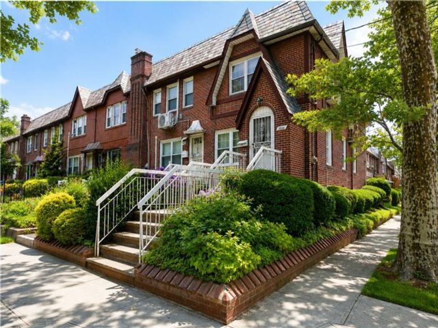  3 BR,  2.00 BTH &nbsp;Single family style home in Marine Park
