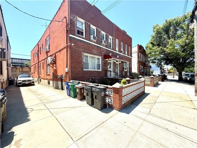  8 BR,  6.00 BTH &nbsp;Multi-family style home in Bensonhurst