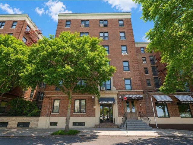  2 BR,  1.00 BTH &nbsp;Co-op style home in Brighton Beach