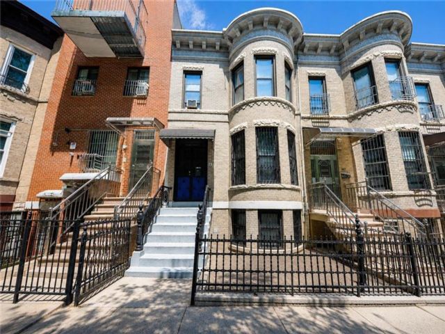 6 BR,  3.00 BTH &nbsp;Multi-family style home in Sunset Park