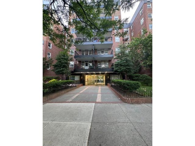  2 BR,  1.00 BTH &nbsp;Co-op style home in Midwood