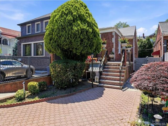  4 BR,  2.00 BTH &nbsp;Single family style home in Manhattan Beach