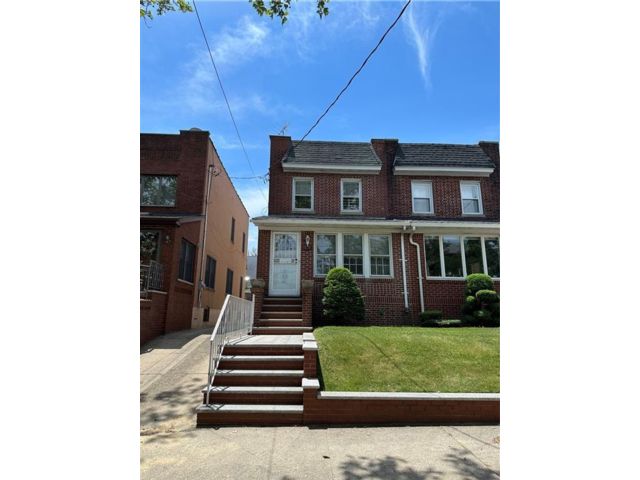  3 BR,  1.50 BTH &nbsp;Single family style home in Dyker Heights