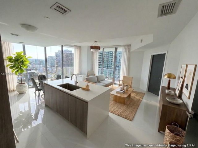 [PHOTO]