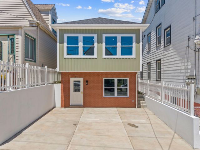  3 BR,  3.00 BTH &nbsp;Contemporary style home in Kearny
