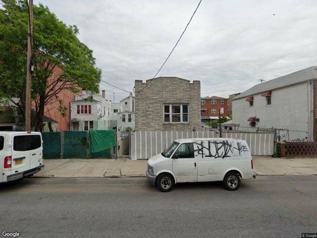  4 BR,  2.00 BTH &nbsp;Multi-family style home in Bath Beach