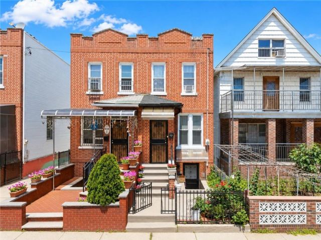 3 BR,  2.00 BTH &nbsp;Single family style home in Dyker Heights