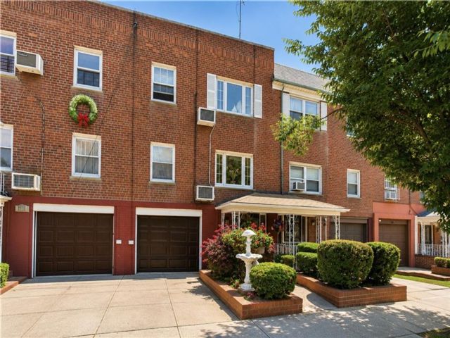 6 BR,  0.00 BTH &nbsp;Multi-family style home in Bensonhurst