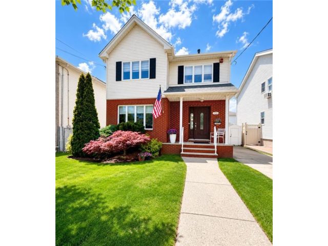  4 BR,  2.00 BTH &nbsp;Single family style home in Tottenville