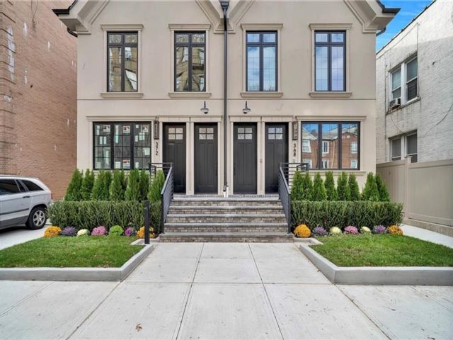 3 BR,  3.00 BTH &nbsp;Condominium style home in Bay Ridge