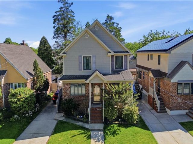  3 BR,  3.00 BTH &nbsp;Single family style home in Lynbrook