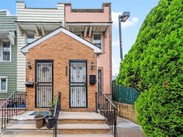  3 BR,  3.00 BTH &nbsp;Single family style home in Bay Ridge