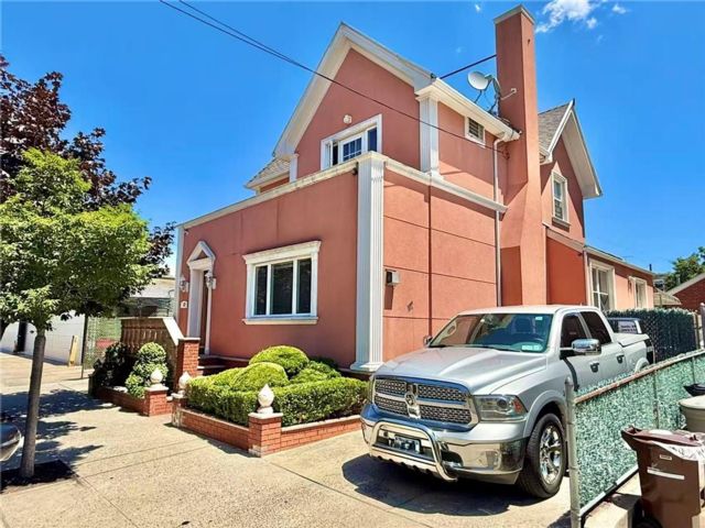  4 BR,  3.00 BTH &nbsp;Multi-family style home in Gravesend