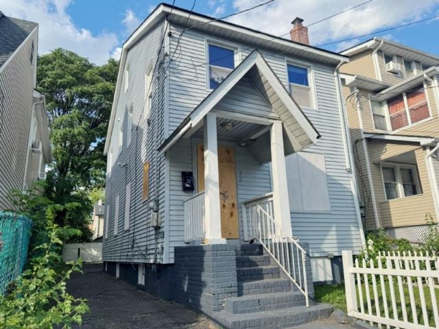 3 BR,  1.00 BTH &nbsp;Colonial style home in Irvington