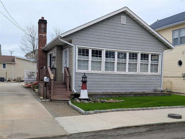  3 BR,  1.00 BTH &nbsp;Single family style home in Far Rockaway