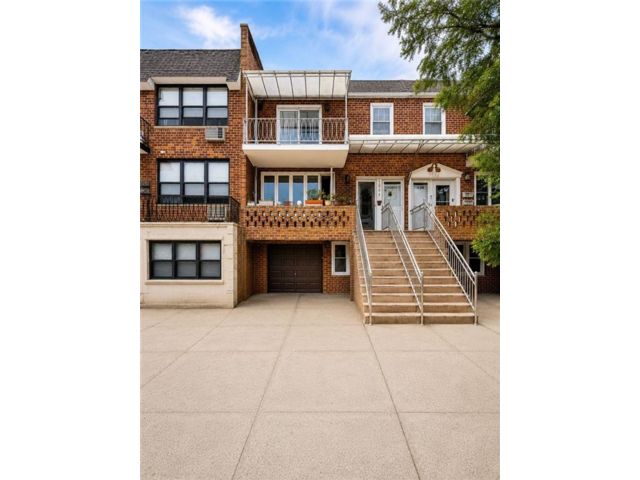  7 BR,  4.50 BTH &nbsp;Multi-family style home in Bergen Beach