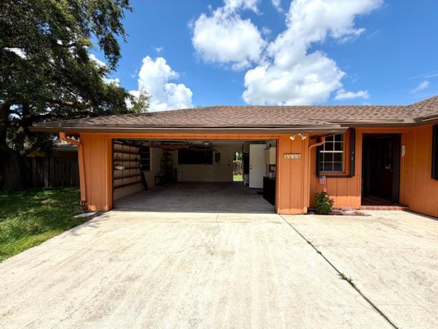  3 BR,  2.00 BTH &nbsp; style home in Wellington