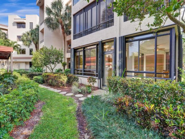  3 BR,  2.00 BTH &nbsp;Condo style home in Boca Raton