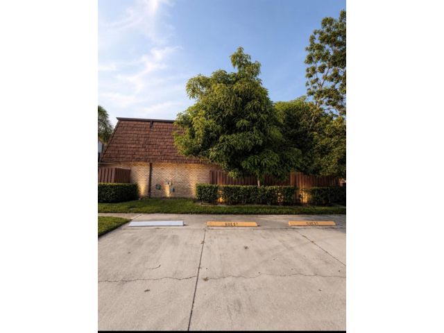  3 BR,  3.00 BTH &nbsp;Townhouse style home in Lake Worth