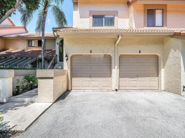  2 BR,  2.00 BTH &nbsp;Condo style home in Boca Raton
