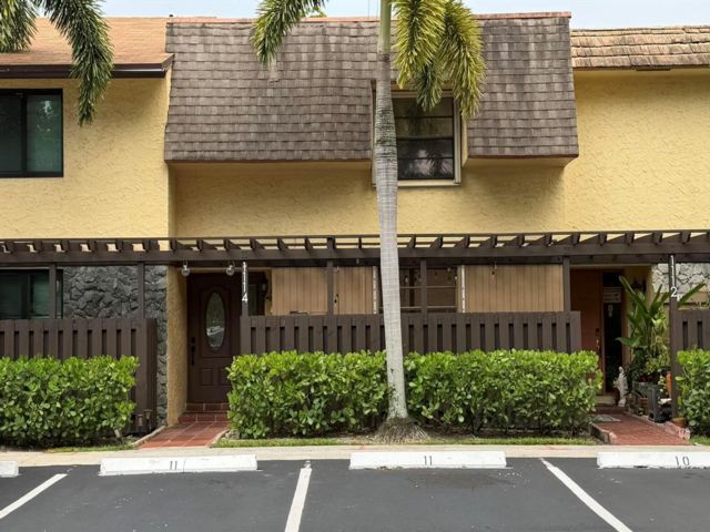  3 BR,  2.50 BTH &nbsp; style home in Plantation