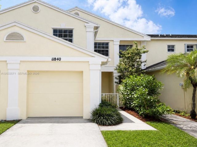  3 BR,  2.00 BTH &nbsp;Townhouse style home in Miami