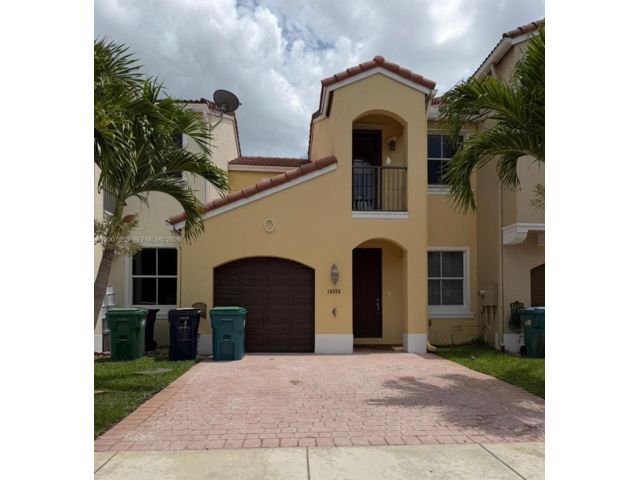  3 BR,  3.00 BTH &nbsp;Townhouse style home in Miami