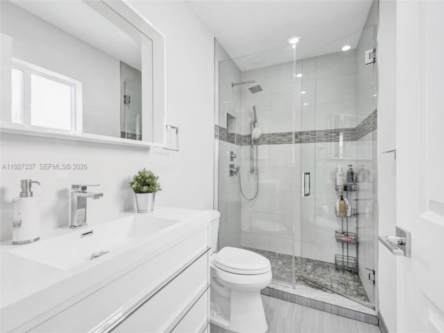  4 BR,  4.00 BTH &nbsp; style home in Medley