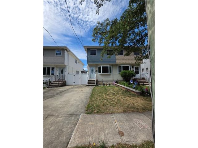  3 BR,  3.00 BTH &nbsp;Single family style home in Dongan Hills-above Hylan