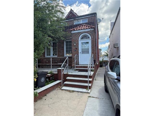  4 BR,  2.00 BTH &nbsp;Multi-family style home in Seagate