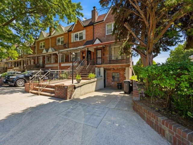  3 BR,  0.00 BTH &nbsp;Multi-family style home in East Flatbush