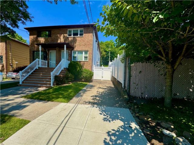  3 BR,  3.00 BTH &nbsp;Single family style home in Dongan Hills-above Hylan