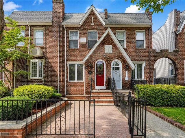  3 BR,  2.00 BTH &nbsp;Single family style home in Dyker Heights
