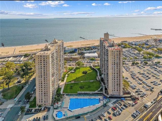  2 BR,  1.00 BTH &nbsp;Condominium style home in Brighton Beach