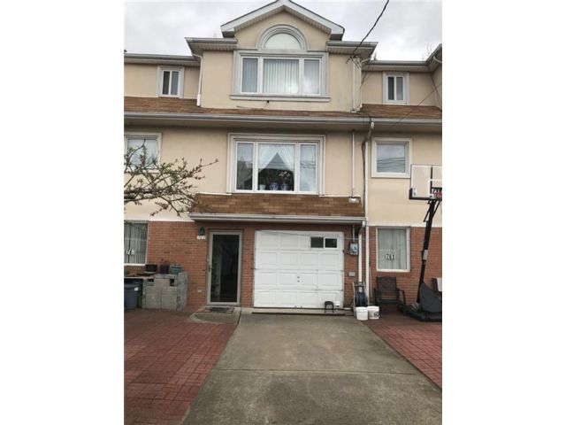  3 BR,  2.00 BTH &nbsp;Single family style home in Midland Beach