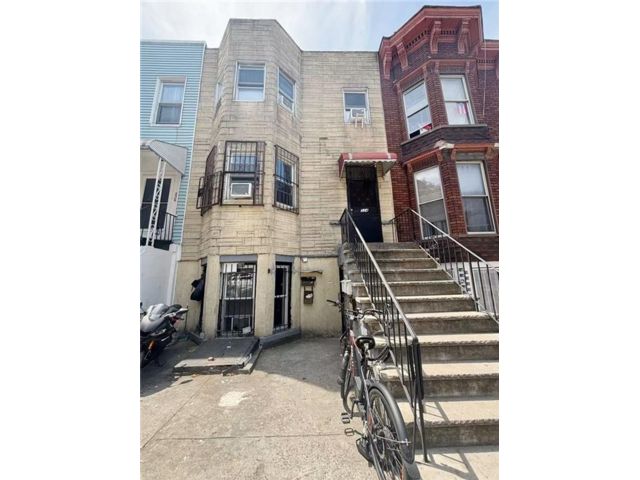  8 BR,  0.00 BTH &nbsp;Multi-family style home in Sunset Park