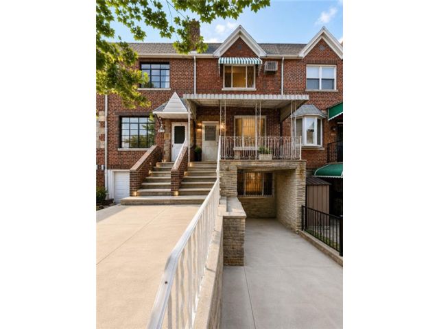  4 BR,  2.00 BTH &nbsp;Multi-family style home in Bensonhurst