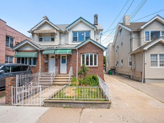  5 BR,  0.00 BTH &nbsp;Multi-family style home in Gravesend