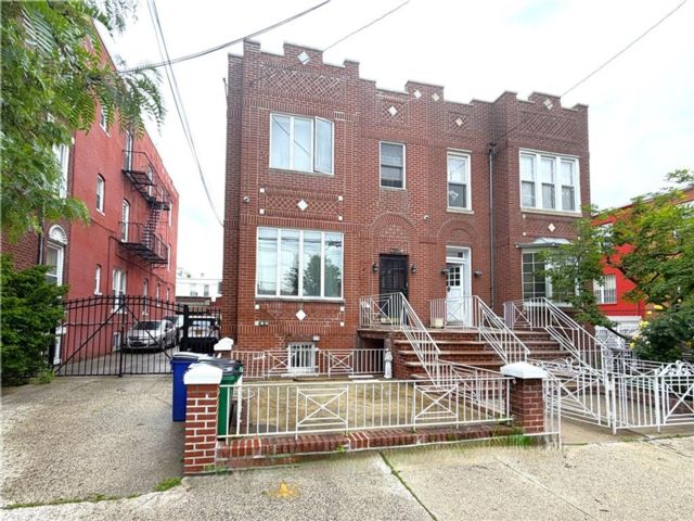  5 BR,  3.00 BTH &nbsp;Multi-family style home in Gravesend
