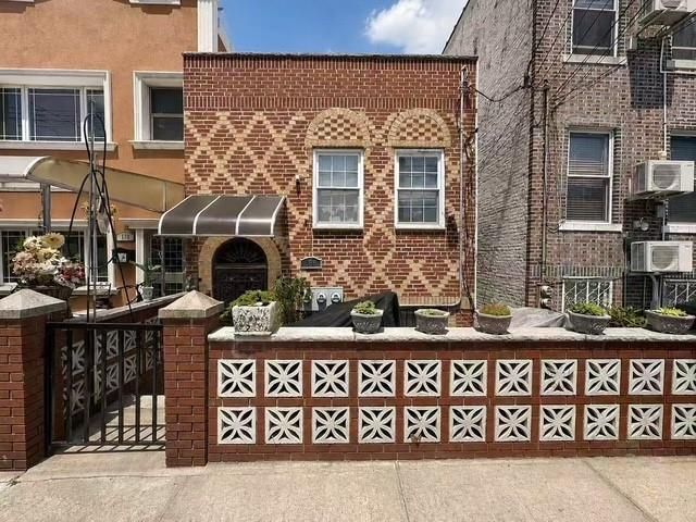 Studio,  4.00 BTH &nbsp;Multi-family style home in Bath Beach