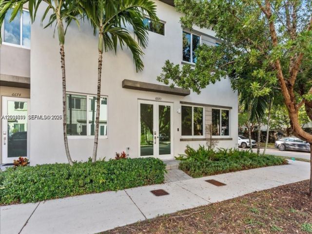  3 BR,  2.50 BTH &nbsp;Townhouse style home in Medley