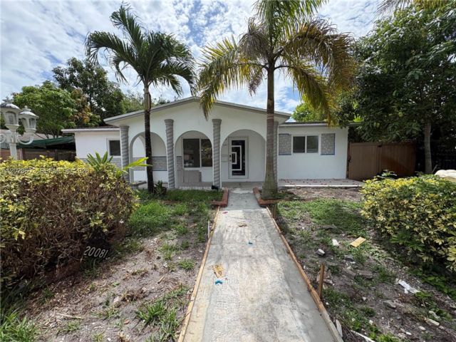  4 BR,  3.00 BTH &nbsp;European style home in Miami
