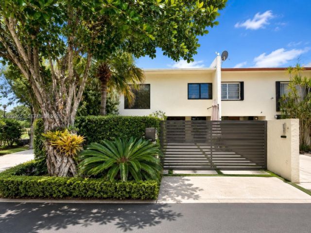  3 BR,  2.50 BTH &nbsp;Townhouse style home in Miami